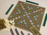 beaucoup de gribouillis sur la table avec un sac
