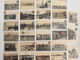 une vieille photo montrant plusieurs personnes sur une plage