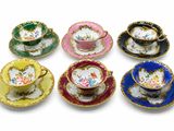 six tasses et soucoupes ornées de motifs différents