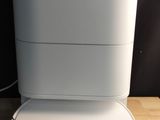 un purificateur d'air blanc posé sur une table en bois