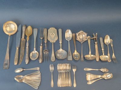 beaucoup de cuillères en argent et de cuillères sur la table
