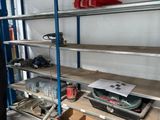 une pièce où se trouvent de nombreuses étagères et de nombreux outils