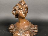 buste en bronze représentant une femme coiffée d'un chapeau