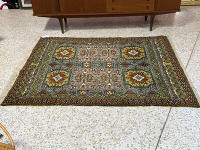 un tapis posé par terre à côté d'une armoire