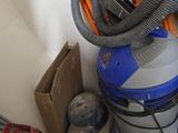 une photo d'une pièce où se trouvent un aspirateur et d'autres outils