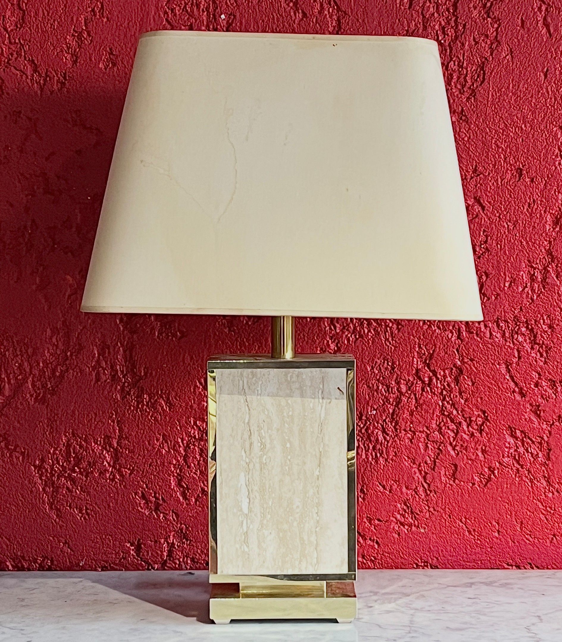 Lampe à poser en plaquette de travertin et métal doré.