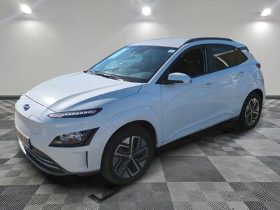 un SUV Hyundai Kona Hybrid blanc de 2020 garé dans un garage