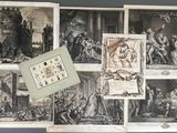 de nombreuses photos de personnes dans une pièce où il y a des tableaux accrochés aux murs