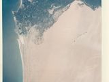 une vue aérienne d'une plage de sable et d'un plan d'eau