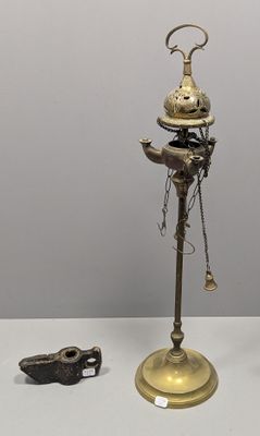 paire de bougeoirs anciens en laiton, avec chaînes et clochettes