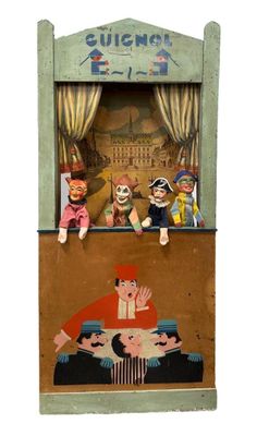 trois marionnettes représentant des personnages, exposées dans un théâtre de marionnettes