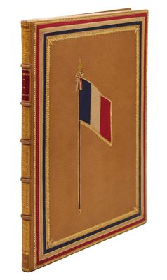 un vieux livre avec un drapeau sur la couverture