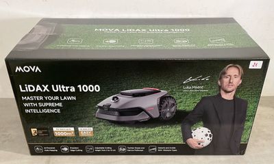 le carton d'une tondeuse à gazon sur lequel figure un homme tenant un ballon de foot