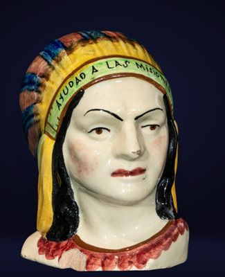 une statue représentant une femme coiffée d'une coiffe, sur fond bleu
