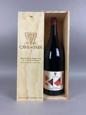 une boîte en bois avec une bouteille de vin à l'intérieur