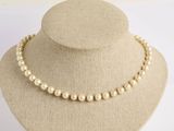 gros plan d'un collier de perles sur un mannequin