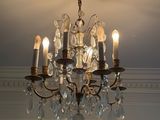 un lustre suspendu au plafond d'une pièce