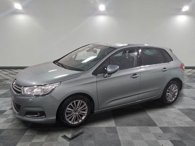 la voiture argentée est garée sur un sol en damier dans le garage