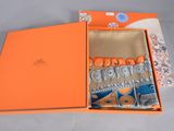 une boîte orange contenant une cravate et un mouchoir