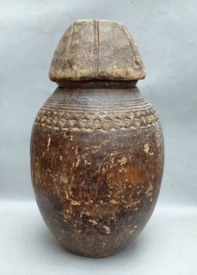 un grand pot en bois muni d'un couvercle, sur fond blanc