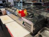 une photo de la cuisine d'un restaurant avec un comptoir et un plan de travail
