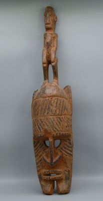 une image représentant une sculpture en bois d'un homme coiffé d'un chapeau