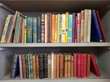 de nombreux livres qui se trouvent sur une étagère dans une boîte à livres