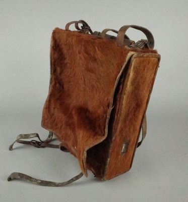 un petit sac marron muni d'une anse, sur fond blanc