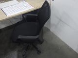 un bureau d'ordinateur sur lequel se trouvent un clavier et une souris