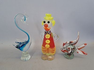 trois figurines en verre de formes et de tailles différentes