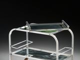 un chariot de service en métal blanc et en verre, muni de deux plateaux et équipé de roulettes