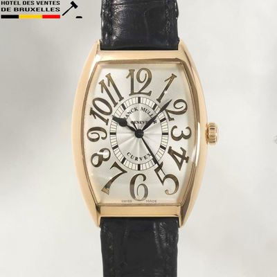 une image d'une montre-bracelet en or avec un bracelet en cuir noir