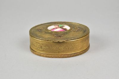 une image représentant une boîte en or sur laquelle figure le portrait d'une femme