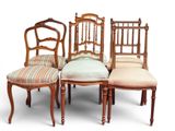 quatre chaises anciennes avec des coussins rembourrés et une assise décapée
