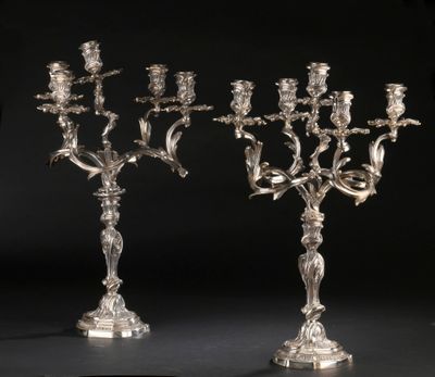 une paire de chandeliers en métal argenté ornés d'oiseaux et de fleurs