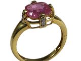 une image représentant une bague en or sertie d'une pierre rose entourée de diamants