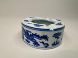 un cendrier en porcelaine bleue et blanche orné d'un dragon