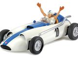 une figurine représentant un homme dans une voiture de course