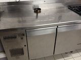une cuisine en inox équipée d'une cuisinière et d'un lave-vaisselle
