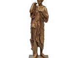 statue en bronze représentant un homme tenant un oiseau, sur fond blanc