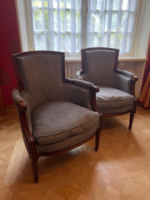 deux chaises placées devant une fenêtre