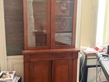 un vaisselier en bois dans un coin de la pièce