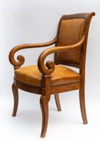 Une paire de fauteuils à accotoirs en volutes en acajou et p… (photo 2)