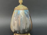 l'image d'une lampe posée sur une table