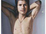 un homme qui pose pour une photo torse nu