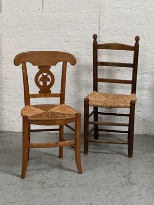 J/ Suite de deux chaises dont une au dossier orné d'une gerb…