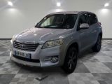 une photo d'une Toyota RAV argentée garée dans un garage