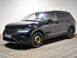 Le SUV Volkswagen Atlas est garé dans un garage