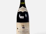 une bouteille de vin posée sur une table