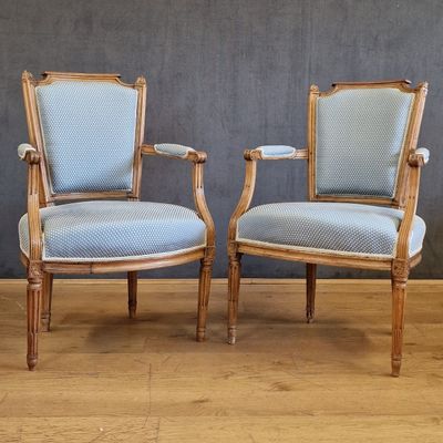 paire de fauteuils de style Louis XVI avec accoudoirs rembourrés